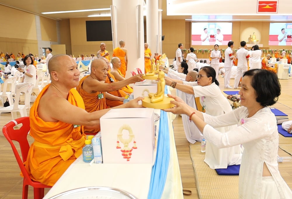 thai lan  le cung duong 10 000 chu tang trong nuoc va quoc te tai giang duong wat phra dhammakaya