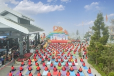 500 yogi tren khap ca nuoc dong dien chao mat troi tai fansipan