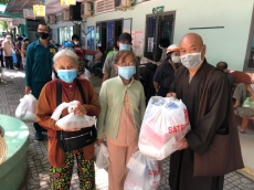 ban tu thien   xa hoi bao giac ngo trao qua den 500 gia dinh kho khan do covid 19