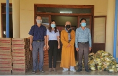 chua buu lam tang qua cho nguoi ngheo