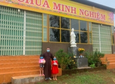 chua minh nghiem tang qua trung thu cho cac em thieu nhi tai dia phuong