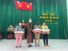 chua minh thanh trao tang 500 phan qua den nguoi dan co hoan canh kho khan tai huyen dak po