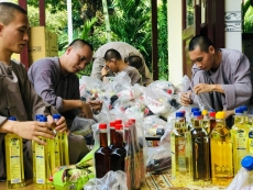 chua van thien cung duong tang ni ho tro gia dinh kho khan trong khu phong toa