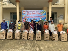 chuong trinh xuan yeu thuong   trao qua tet nham dan tai huyen phuoc son