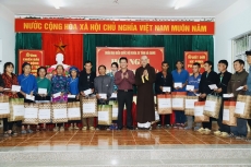 ha giang  300 suat qua duoc trao den cac gia dinh chinh sach va hoan canh kho khan