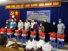 hoi phuoc thien chua tam thanh hieu duc tang qua xuan den cong nhan nguoi ngheo