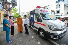 hoi tu thien tuong nguyen trao tang chiec xe cap cuu den benh vien quan 4 tp hcm