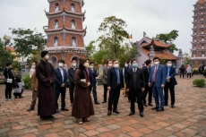 lanh dao tinh quang binh dang huong chuc tet tai chua hoang phuc