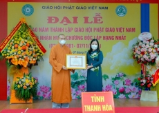 lanh dao tinh thanh hoa trao bang khen den tang ni co thanh tich xuat sac trong cong tac phat su