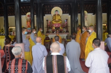 le cau an va tang qua cho dong bao phat tu dan toc thieu so tai a luoi