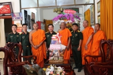 tham chuc mung va trao qua tet chol chnam thmay