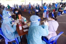 tp hcm chinh thuc rut ngan khoang cach hai mui tiem vac xin astrazeneca