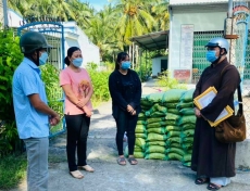 tra vinh  chua long phuoc trao tang 100 phan qua cho ba con khu vuc phong toa