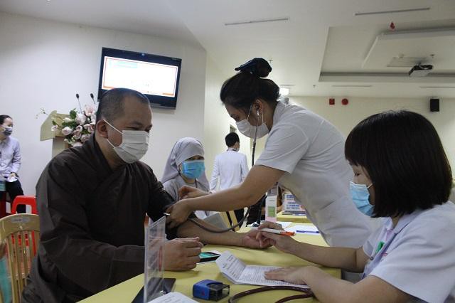120 vi tang ni tai hue duoc tiem vac xin covid 19