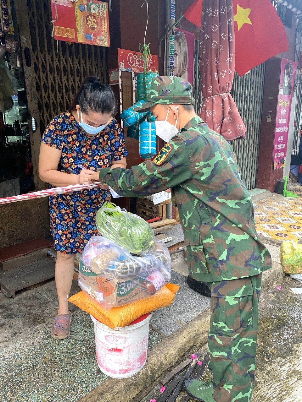 ba lao 72 tuoi van dong gan 200 trieu dong giup ??tam dich ?? tp hcm