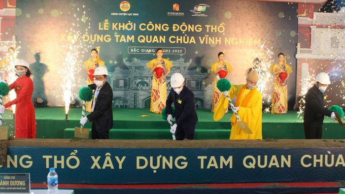 bac giang  khoi cong dong tho xay dung tam quan chua vinh nghiem