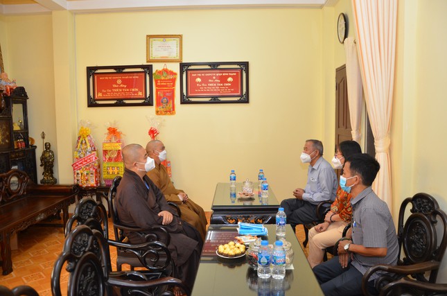 ban dan van thanh uy tp hcm chuc tet ban tri su phat giao quan binh thanh