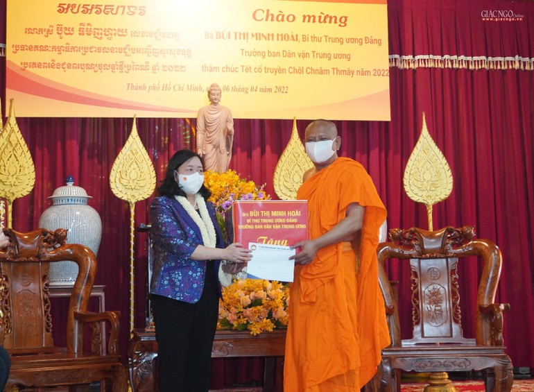 ban dan van trung uong chuc tet co truyen den chu tang phat tu khmer tai tp hcm