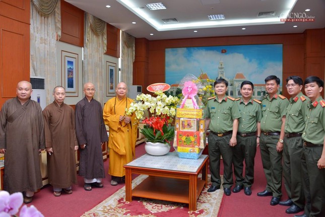 ban thuong truc ban tri su phat giao tp hcm chuc tet den lanh dao thanh uy va cac co quan
