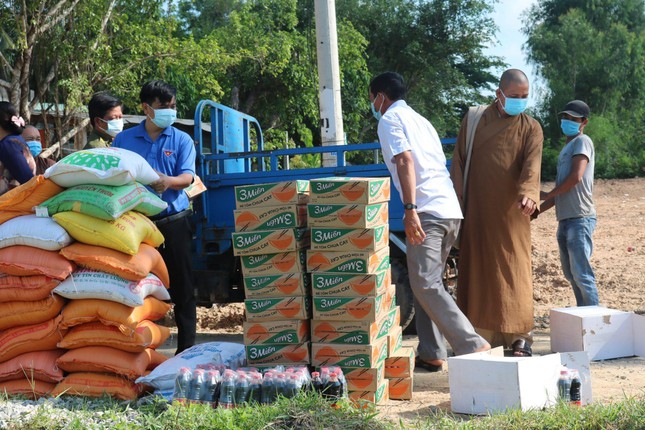 ban tri su ghpgvn huyen duc hoa trao qua tai vung phong toa phong covid 19