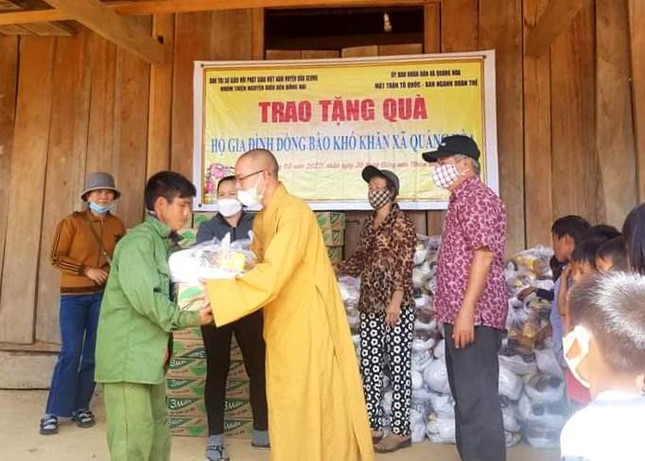 ban tri su phat giao huyen dak glong trao qua den nhung ho dan kho khan