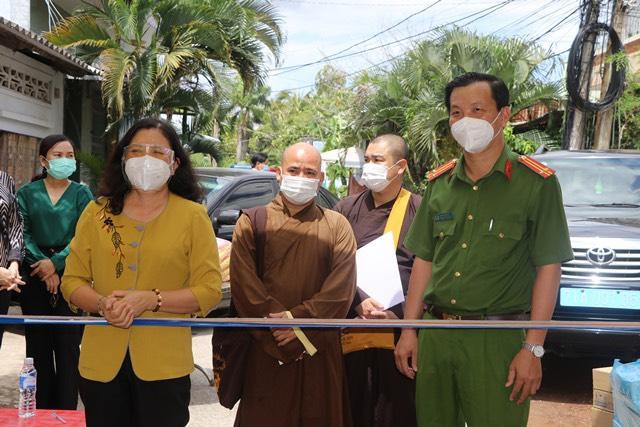 ban tri su phat giao tinh ben tre tang qua den nhung gia dinh trong khu cach ly