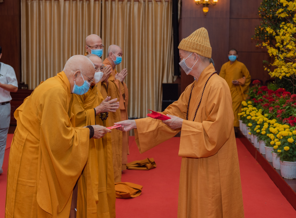 ban tri su phat giao tp hcm xong dat van phong va hop mat dau nam