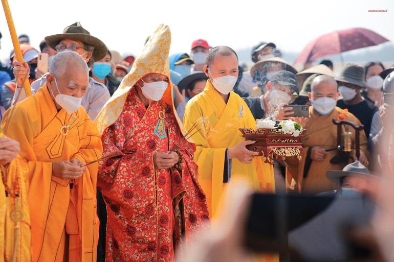 ban tri su phat giao tp hoi an cau sieu cho 17 nan nhan bi chim cano tren bien cua dai