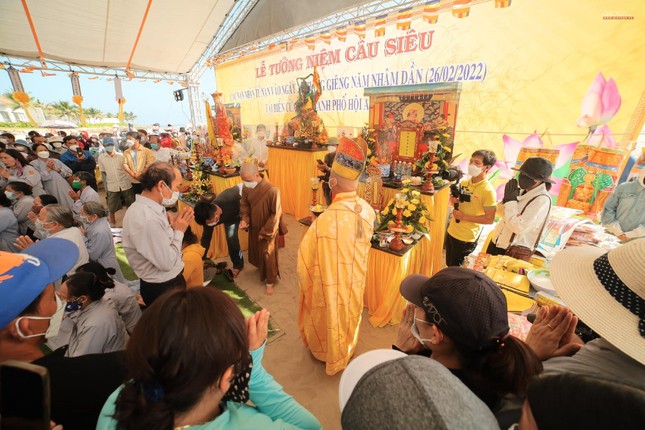 ban tri su phat giao tp hoi an cau sieu cho 17 nan nhan bi chim cano tren bien cua dai