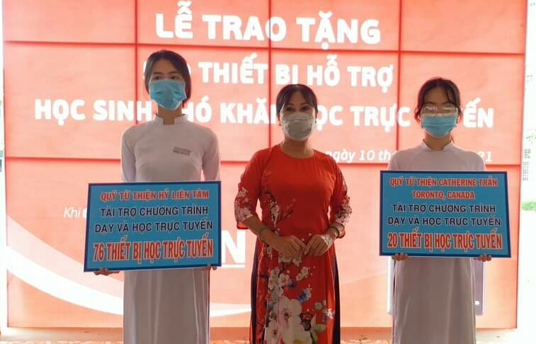 ban ttxh phat giao ca mau tang 100 thiet bi hoc truc tuyen cho hoc sinh kho khan