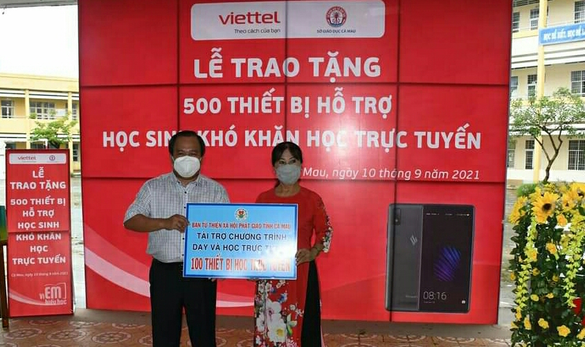 ban ttxh phat giao ca mau tang 100 thiet bi hoc truc tuyen cho hoc sinh kho khan