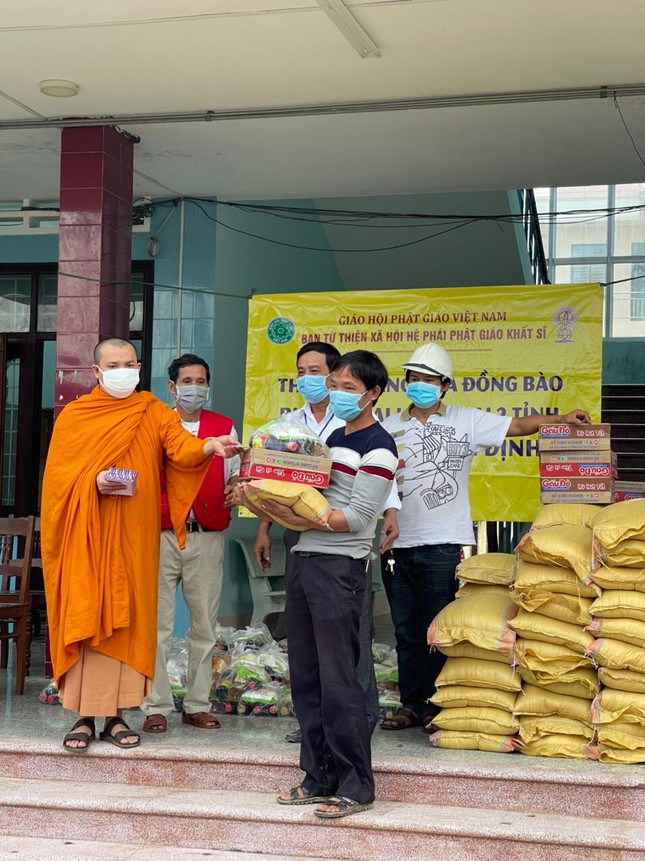 ban tu thien   xa hoi he phai phat giao khat si tang 1 000 suat qua den ba con vung bao lu