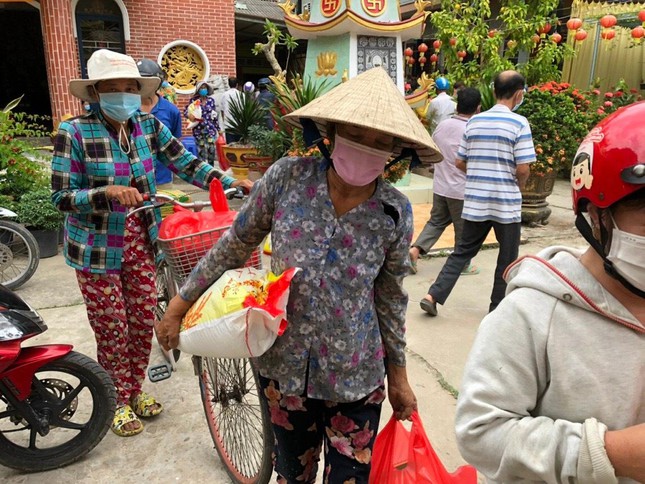 ban tu thien   xa hoi phat giao vinh long trao qua den nhung gia dinh kho khan do covid 19