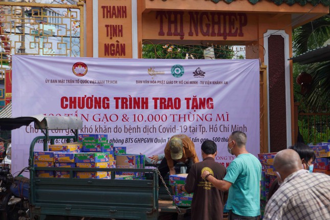 ban van hoa phat giao tp hcm tiep tuc trao 10 tan gao 1 000 thung mi trao den cac quan