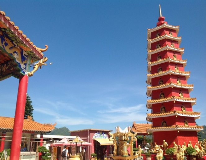 ben trong tu vien co hon 12 000 buc tuong phat ma vang