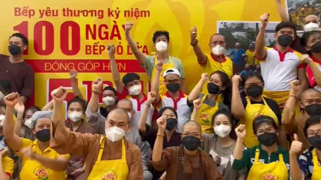 bep com chua tuong nguyen ky niem 100 ngay lien tiep nau com ho tro tuyen dau nguoi dan