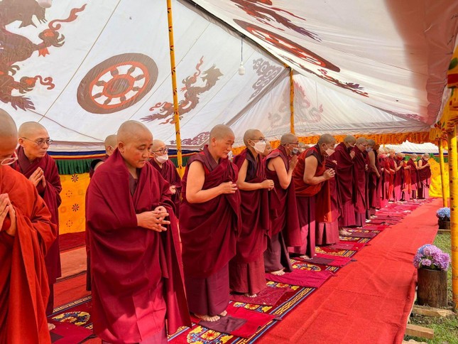 bhutan  phuc hoi viec truyen gioi ty kheo ni sau nhieu nam vang bong