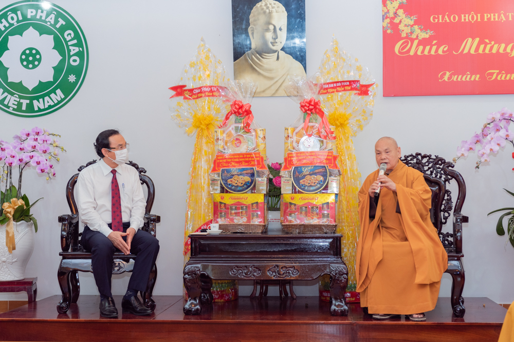 bi thu thanh uy tp hcm tham va chuc tet trung uong giao hoi