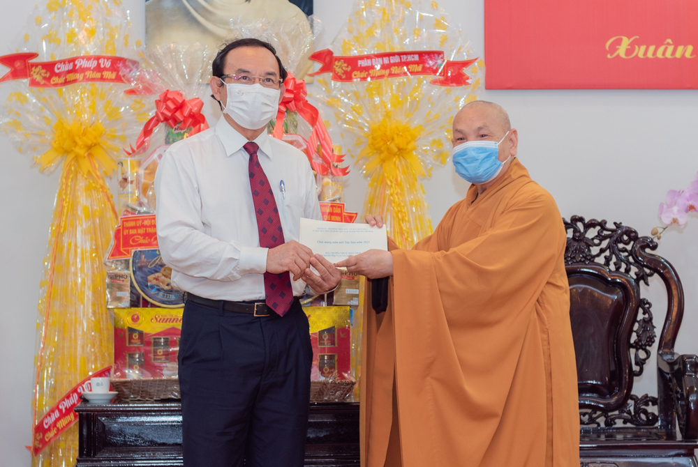 bi thu thanh uy tp hcm tham va chuc tet trung uong giao hoi