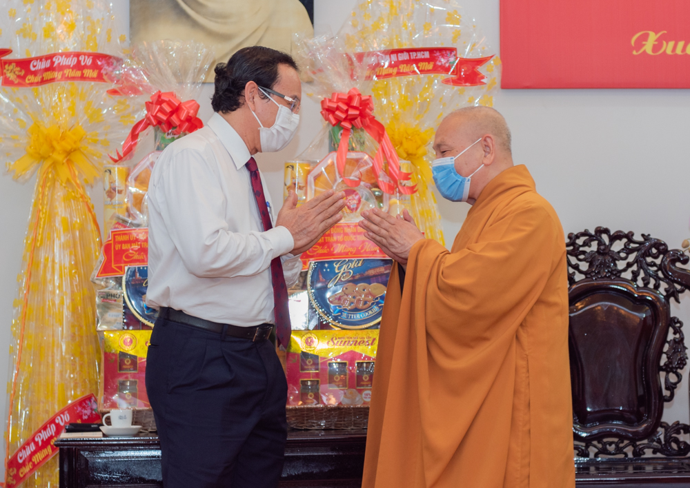 bi thu thanh uy tp hcm tham va chuc tet trung uong giao hoi