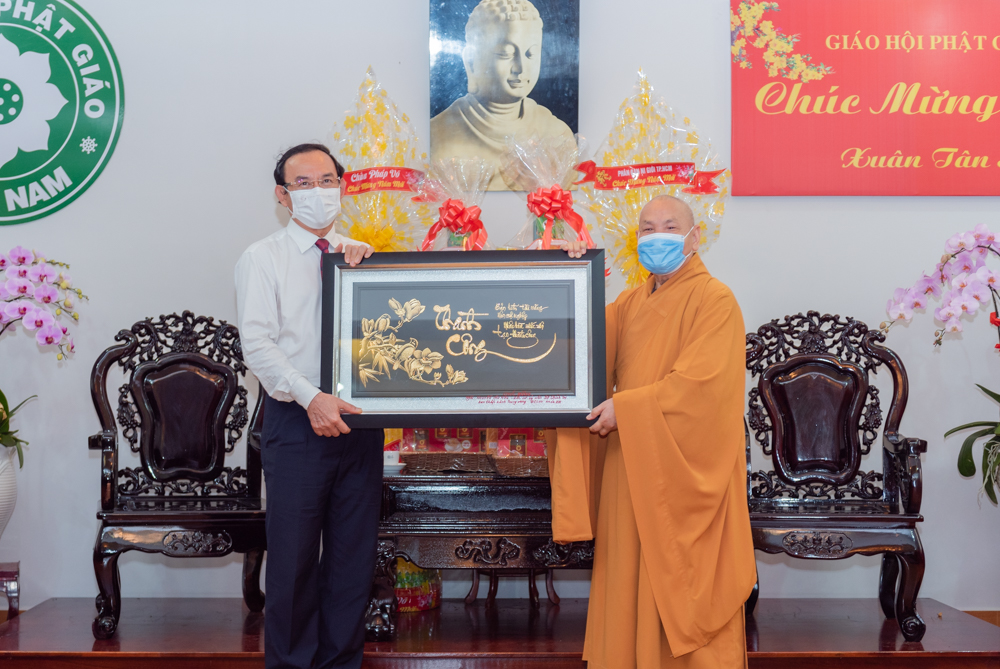 bi thu thanh uy tp hcm tham va chuc tet trung uong giao hoi