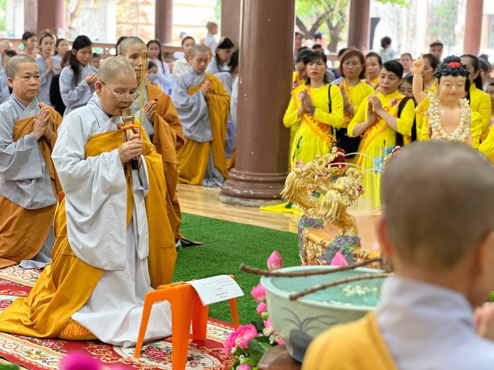 binh duong  chua bo de dao trang trang nghiem cu hanh dai le phat dan