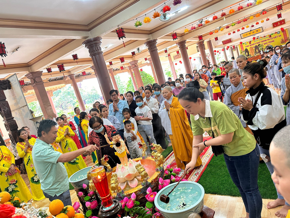 binh duong  chua bo de dao trang trang nghiem cu hanh dai le phat dan