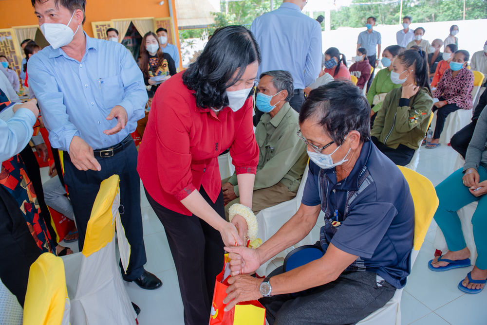 binh duong  doan cong tac trung uong va lanh dao tinh uy chuc tet chol chnam thmay chu tang dong bao khmer