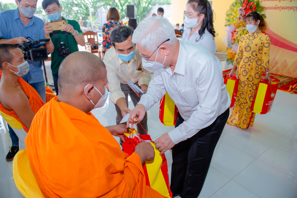 binh duong  doan cong tac trung uong va lanh dao tinh uy chuc tet chol chnam thmay chu tang dong bao khmer