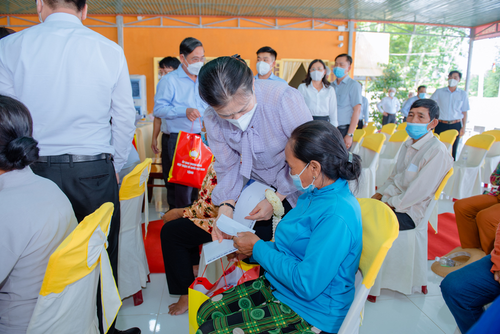 binh duong  doan cong tac trung uong va lanh dao tinh uy chuc tet chol chnam thmay chu tang dong bao khmer