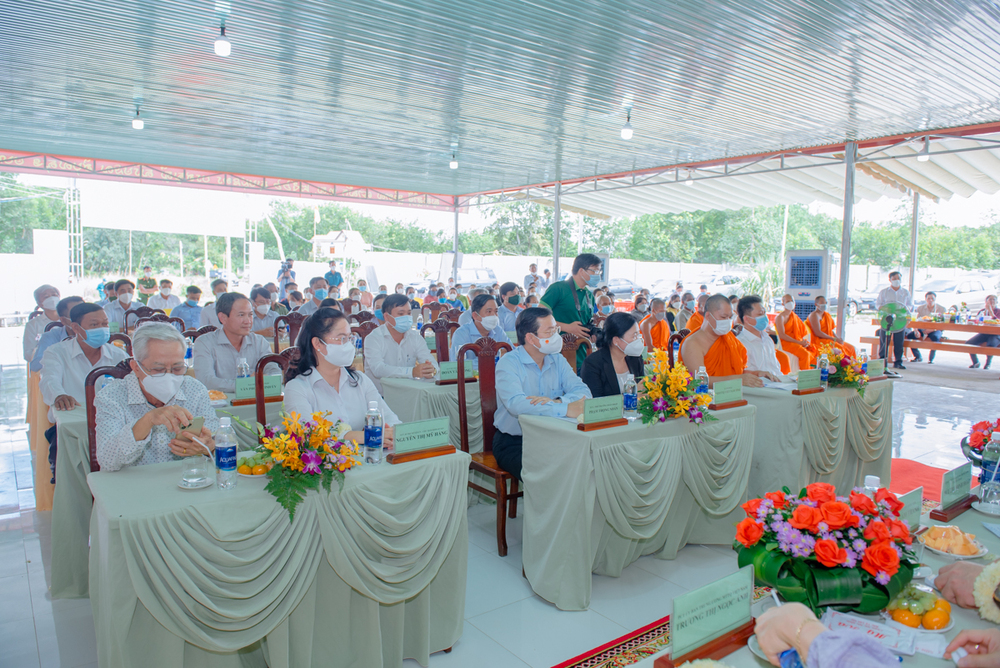 binh duong  doan cong tac trung uong va lanh dao tinh uy chuc tet chol chnam thmay chu tang dong bao khmer