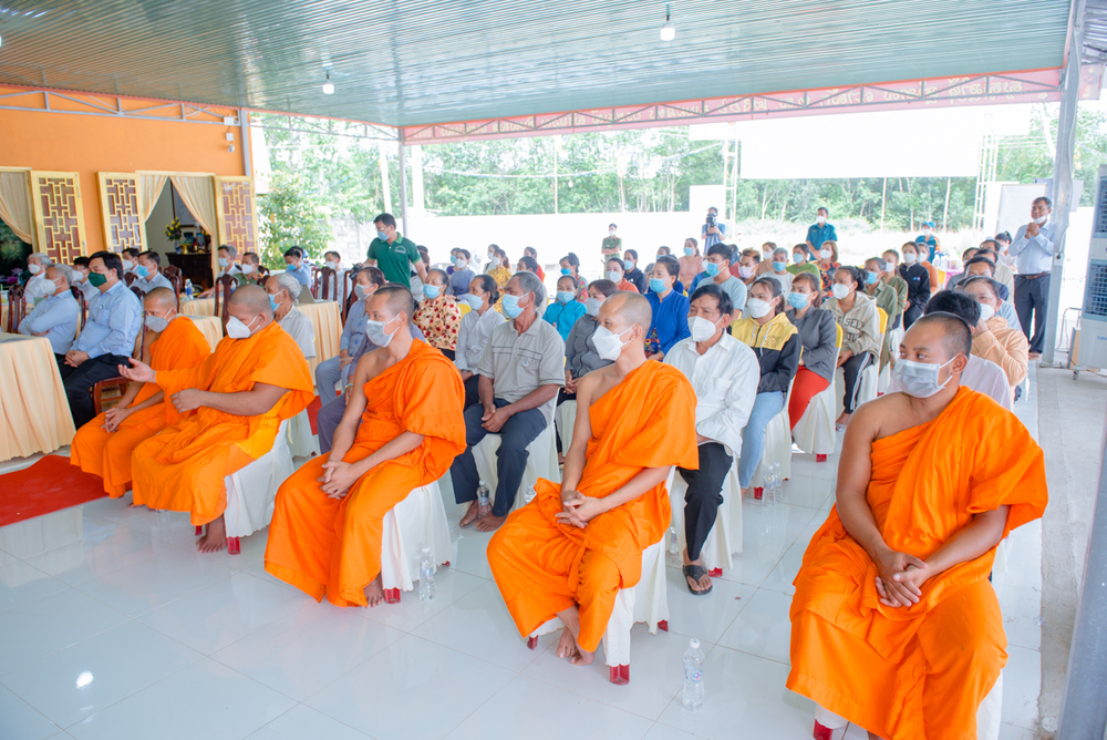 binh duong  doan cong tac trung uong va lanh dao tinh uy chuc tet chol chnam thmay chu tang dong bao khmer