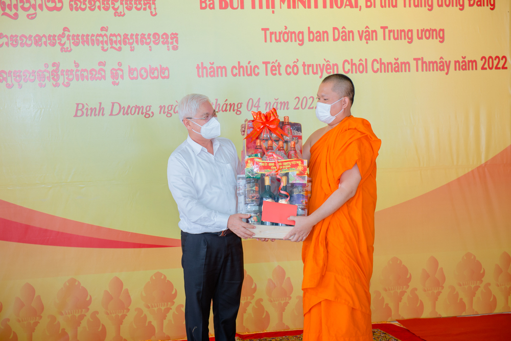 binh duong  doan cong tac trung uong va lanh dao tinh uy chuc tet chol chnam thmay chu tang dong bao khmer