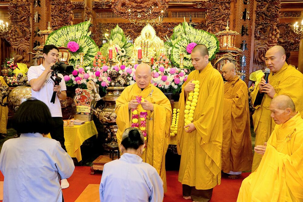 binh duong  le an vi ton tuong duc phat bon su thich ca mau ni va chu vi bo tat